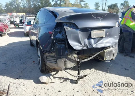 2022 Tesla Model Y Long Range Dual Motor All-Wheel Drive z USA, uszkodzony, nr VIN 7SAYGAEE4NF400129